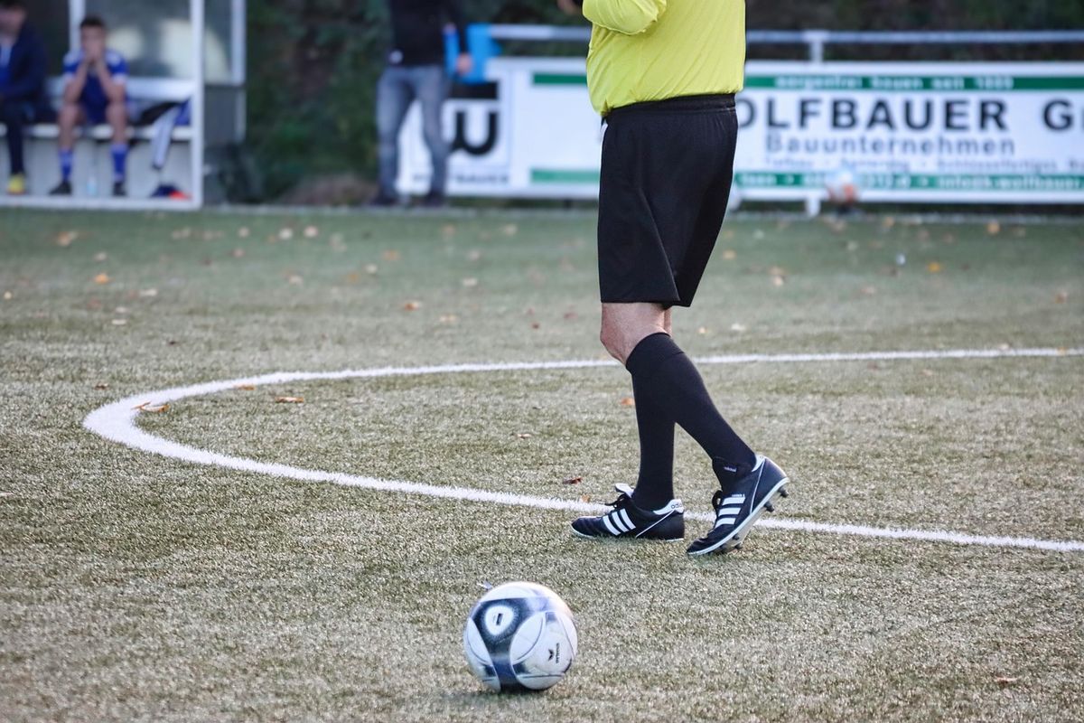 Cara Kerja VAR di Sepak Bola dan Kapan Dipakai Wasit